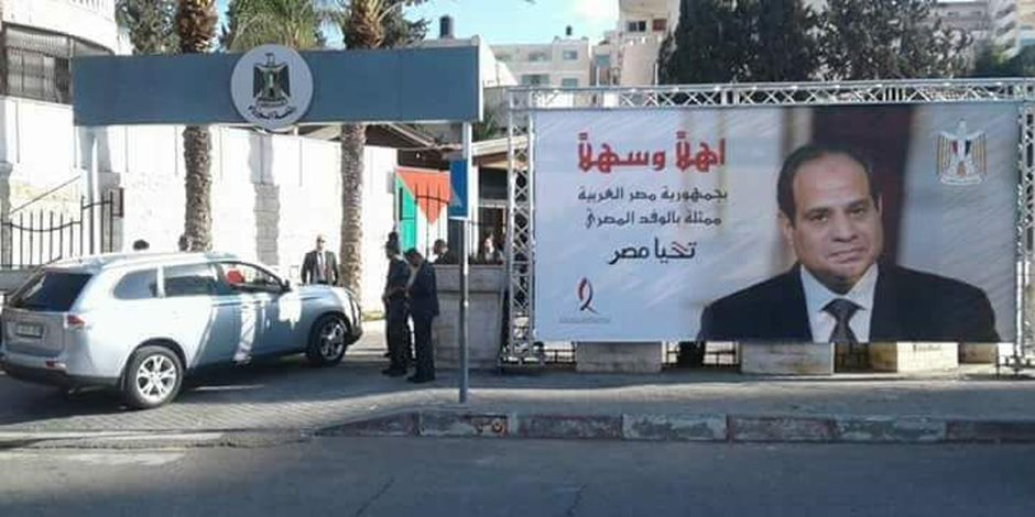 بعد إنهاء الانقسام.. صور السيسي تغزو ساحة مجلس الوزراء الفلسطيني