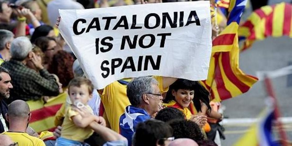 ماذا فعلت المحكمة الدستورية الإسبانية لمواجهة انفصال إقليم كتالونيا؟