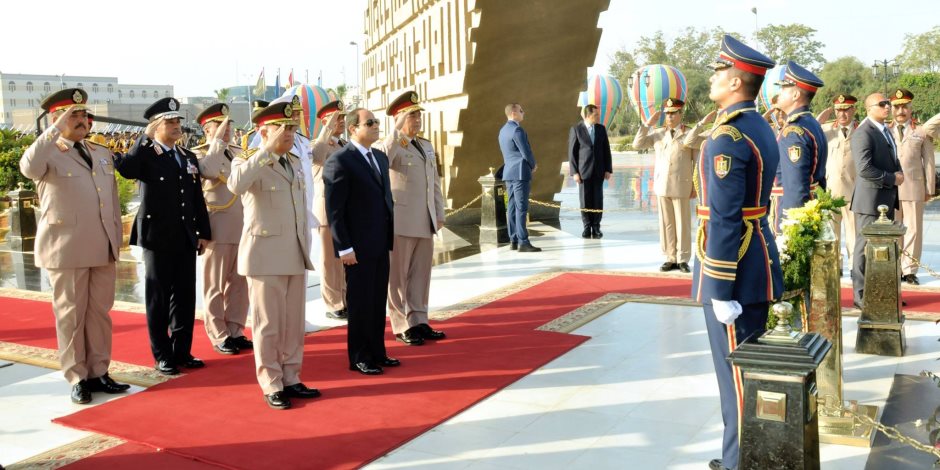 الرئيس السيسي يضع أكاليل الزهور على قبر الجندي المجهول والزعيمين السادات وناصر