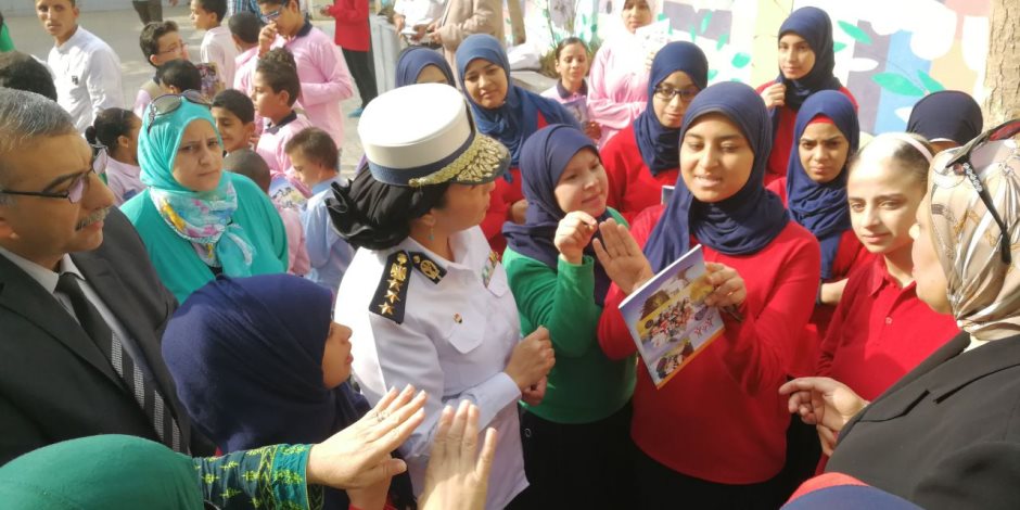فيها حاجة حلوة.. أمن القاهرة يوزع أدوات مدرسية على طلاب الصم (صور)