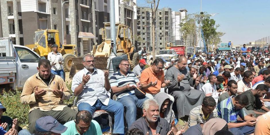 قيادات "المقاولين العرب" يشاركون العمال الصلاة بالعاصمة الإدارية الجديدة (صور)