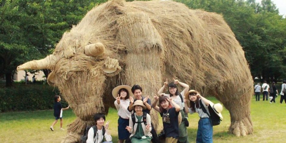 بدلا من حرقه وتلوث الهواء..شباب ياباني أعاد استخدام قش الأرز وصمم مجسمات حيوانية 