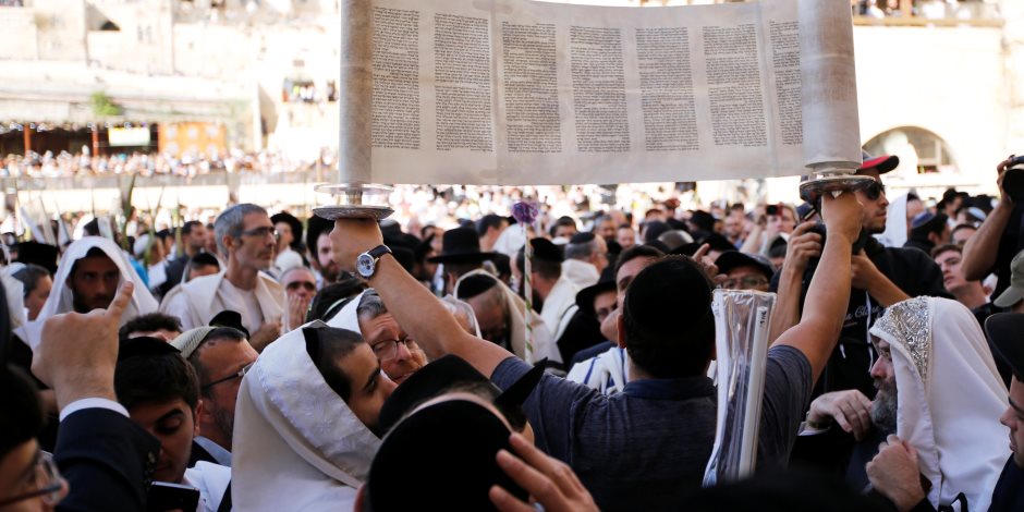 يهود يؤدون الصلاة بالبلدة القديمة بالقدس بعد اقتحام الأقصى (صور)