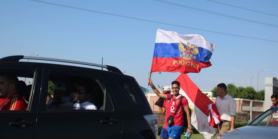 هنروح كأس العالم .. اعلام روسيا تنتشر بمحيط برج العرب تحفيزاً للاعبين