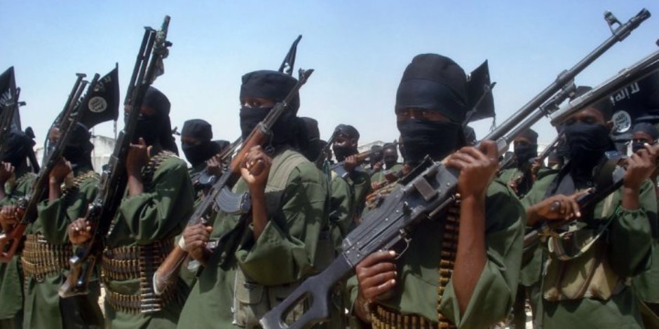 "الشباب الصومالية" تفجر لغم أرضي في قافلة لقوات 