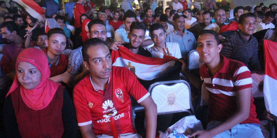 اشتعال مقاهى الإسكندرية مع بداية الشوط الأول لمباراة مصر والكونغو ( صور) 