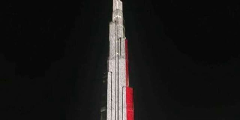 الإمارات تضئ برج خليفة بألوان العلم المصري احتفالا بتأهل الفراعنة لكأس العالم
