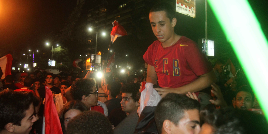"الأسايطة" يلتقطون الصور السلفي عقب تأهل منتخب مصر لكاس العالم (صور)