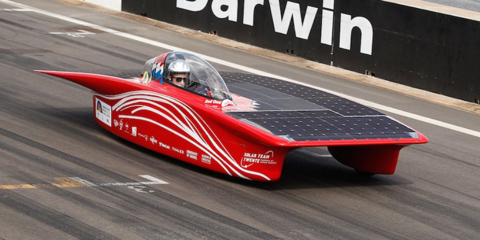 انطلاق سباق سيارات تعمل بالطاقة الشمسية في صحراء إستراليا