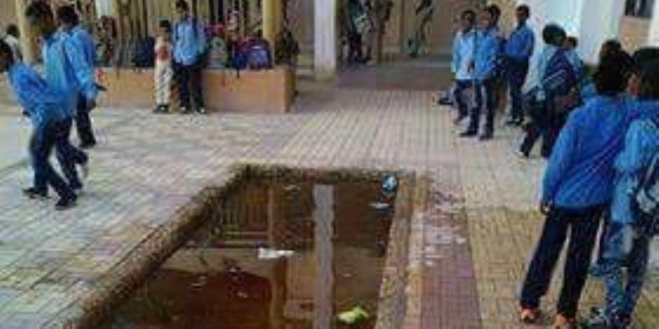 طلاب يسبحون في مياه الصرف داخل مدرسة بالأقصر (صور)
