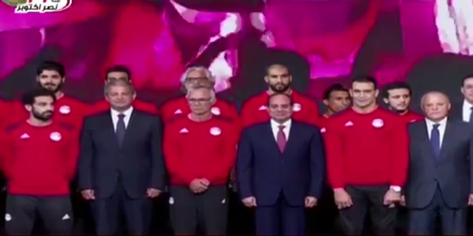 على أنغام عمرو دياب.. الرئيس السيسي يكرم المنتخب الوطني (فيديو)