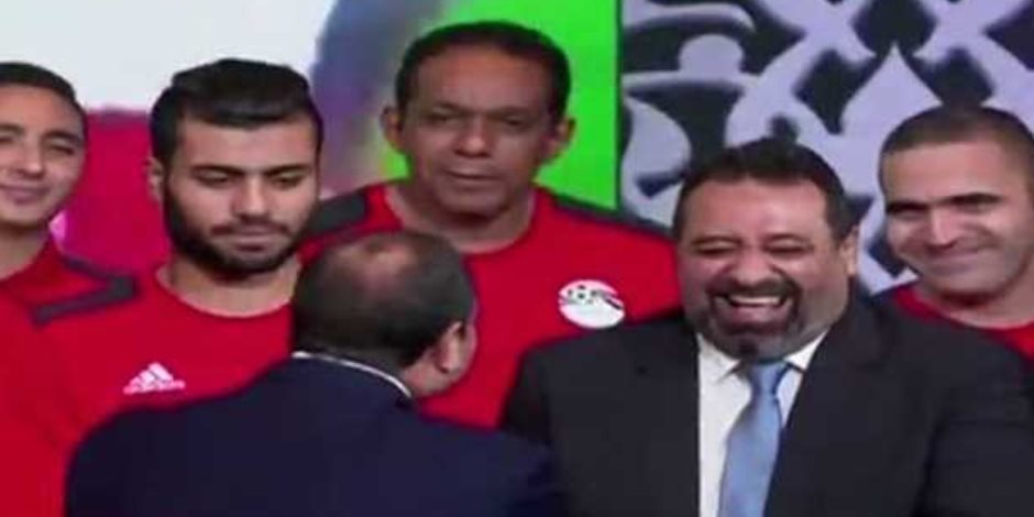 السيسي يكرم لاعبي المنتخب بعد التأهل للمونديال.. الرئيس يداعب مجدي عبد الغني: "كفاية عليك كده".. ويشكر محمد صلاح على إسعاده ملايين المصريين