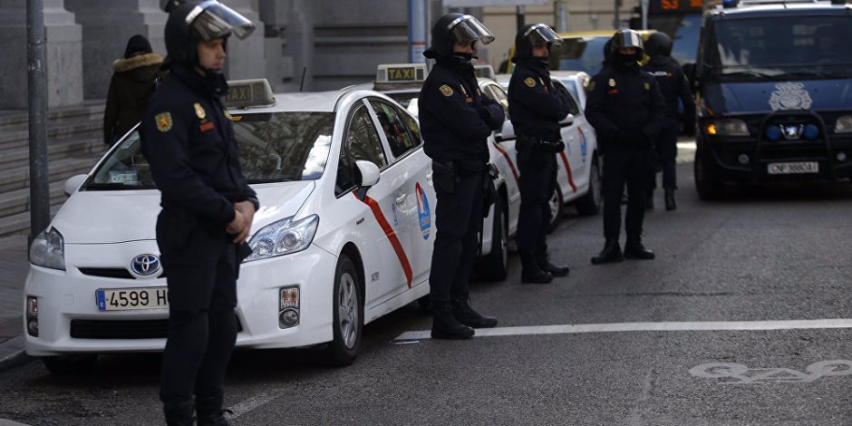 لدواع أمنية.. الشرطة تغلق محيط برلمان كاتالونيا في برشلونة