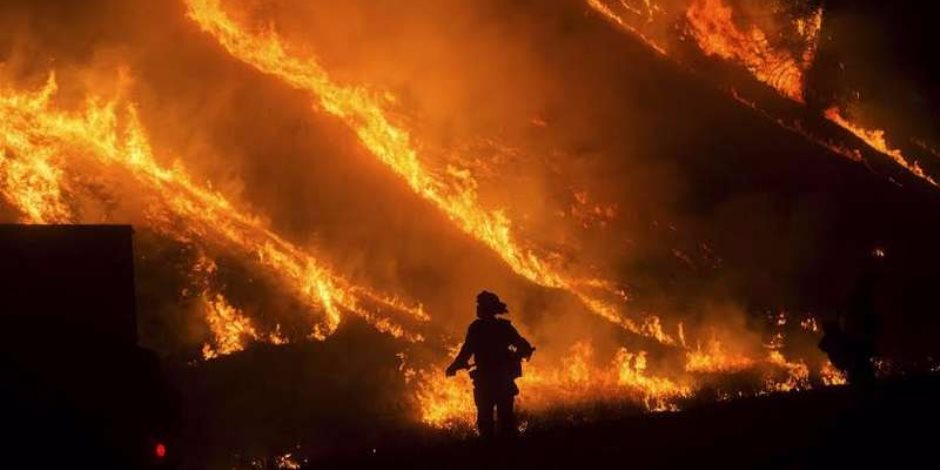 نزوح 190 ألف شخص وتدمير 500 مبنى جراء حرائق بولاية كاليفورنيا الأمريكية