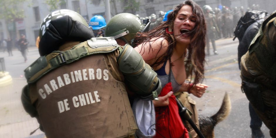 قوات مكافحة الشغب تعتقل "متظاهر" ضد يوم كولومبوس في سانتياجو (صور)