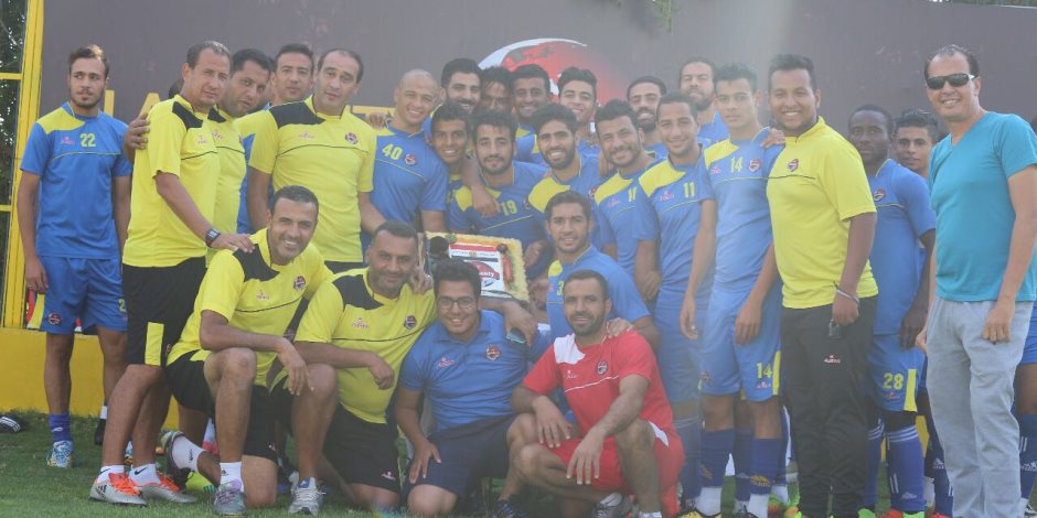 لاعبو الأسيوطي يحتفلون بصعود المنتخب للمونديال مع علي ماهر (صور)