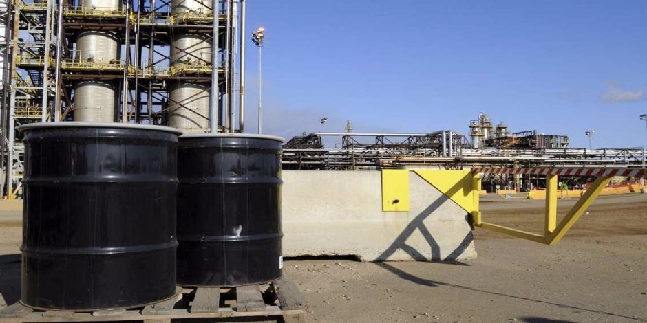 استقرار أسعار النفط بسبب انخفاض المخزونات الأمريكية