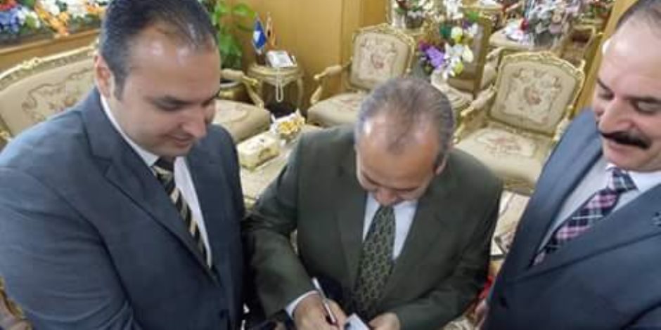 محافظ دمياط يوقع على استمارة "عشان تبنيها" لدعم ترشح الرئيس السيسى لفترة رئاسية ثانية