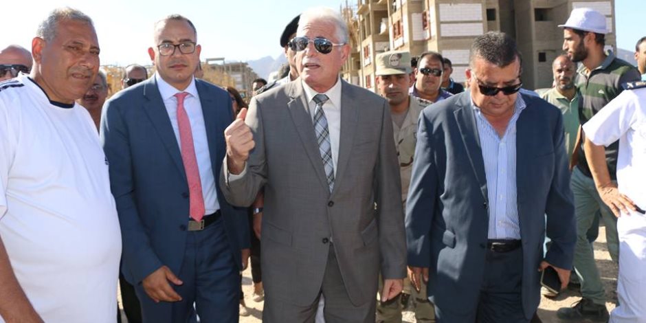 محافظ جنوب سيناء ينتقد تأخر تسليم 500 وحدة سكنية فى الرويسات