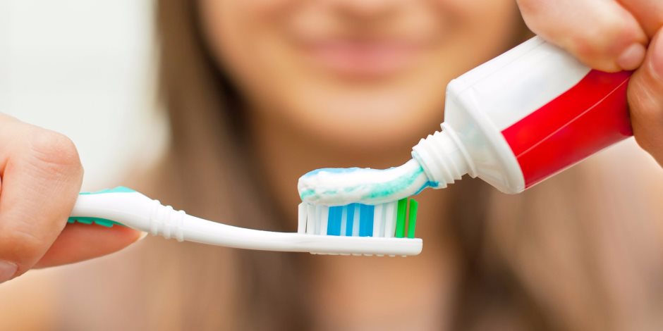 «المعجون ما بقاش مضمون».. دراسة طبية تحذر من منتجات تنظيف الأسنان