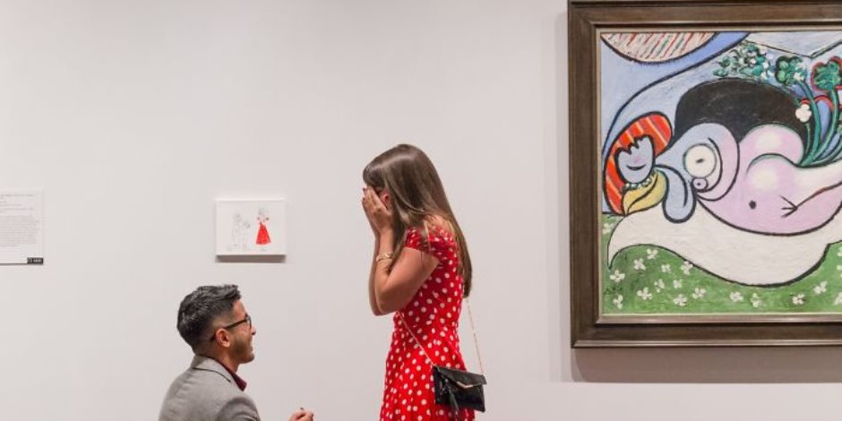 شاب يرسم لوحة لصديقته ويضعها في المتروبوليتان بجانب لوحات بيكاسو "الفنان المفضل" لها ويطلبها للزواج