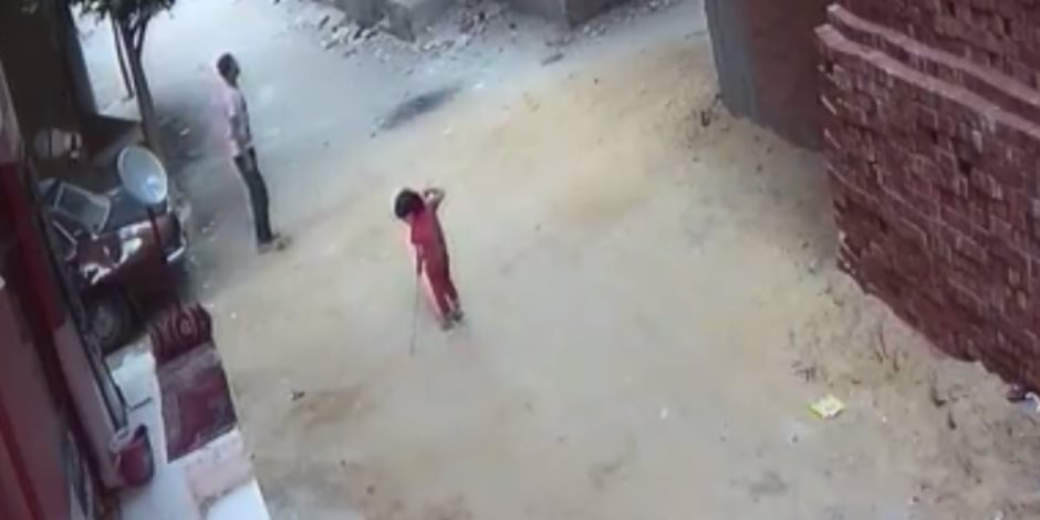 لص يستدرج طفل ليختطفه بالإسكندرية.. والأهالي يشبعونه ضربا (فيديو)