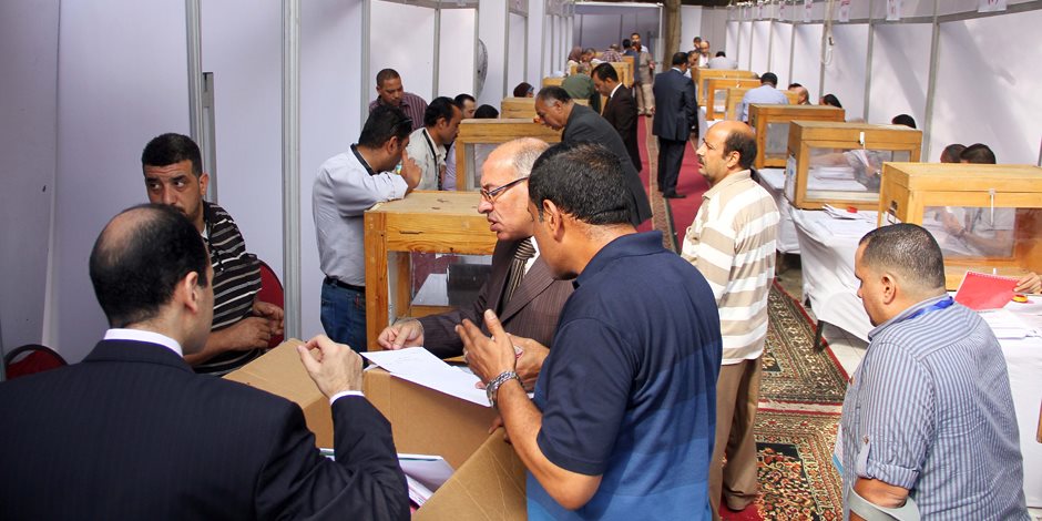 الانتخابات شهدت إقبالا كثيفا.. حسين خيرى نقيبا للأطباء للمرة الثانية بفارق 2000 صوت