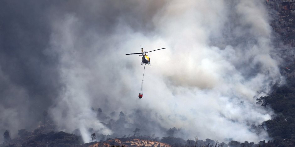طائرات هليكوبتر تشارك فى محاولات إخماد الحرائق في غابات "كيب تاون" الجنوب إفريقية 
