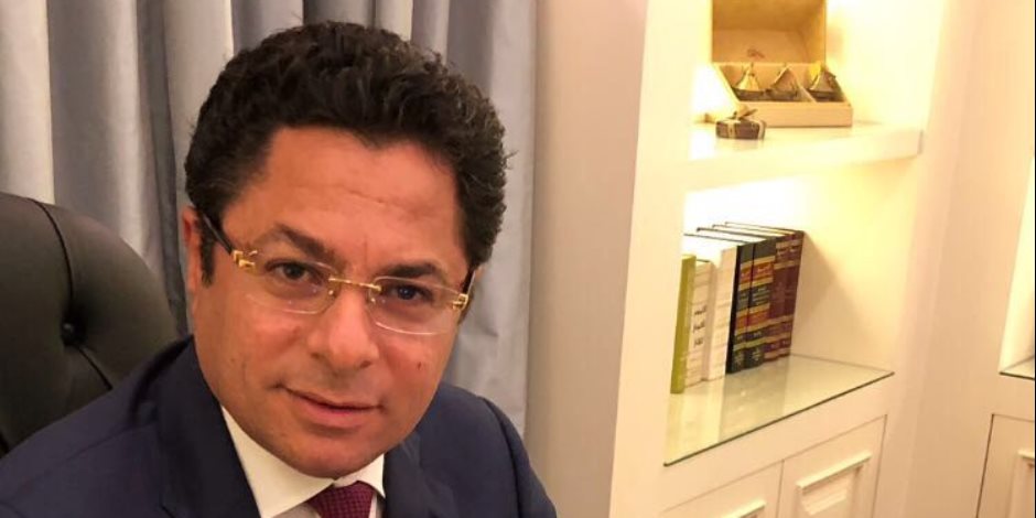 خالد أبو بكر يوقع على استمارة حملة "علشان تبنيها" خالد أبو بكر يوقع على استمارة حملة "علشان تبنيها"
