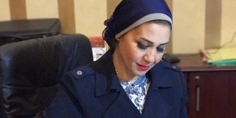 النائبة زينب سالم توقع استمارة حملة "علشان تبنيها" لدعم ترشح السيسي للرئاسة