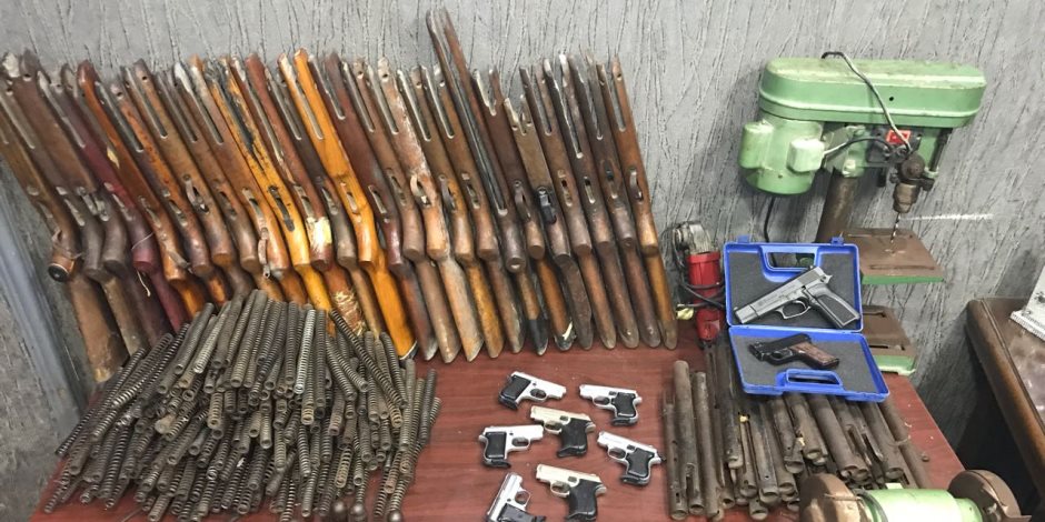 ضبط 7 طبنجات وعدد من قطع الأسلحة في ورشة غير مرخصة بالإسكندرية 