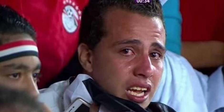 منصور يمنح المشجع الباكي بمباراة منتخب مصر عضوية النادي تكريما له 