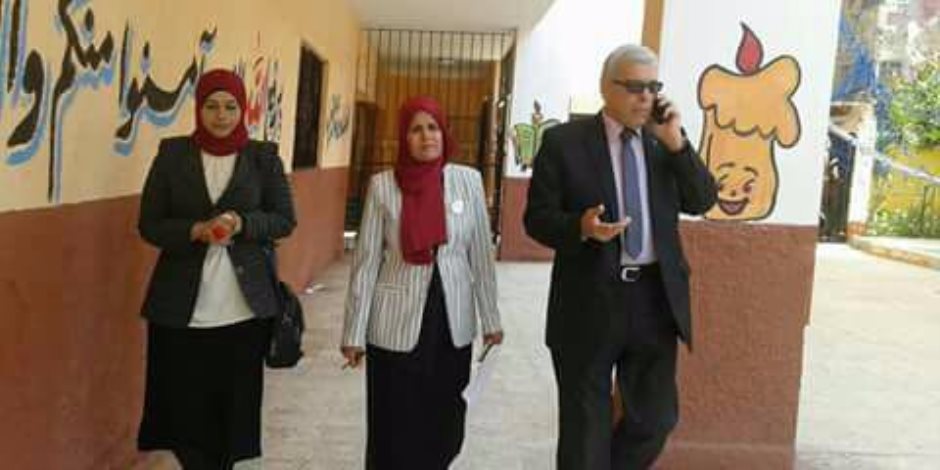 مدير تعليم القليوبية يتفقد المدرسة التي تمثل مصر في تصفيات مسابقة "تحدي القراءة"