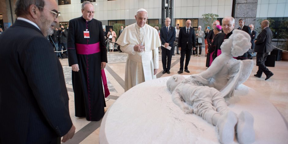 البابا فرنسيس يهدي "الفاو" تمثالًا للطفل إيلان السوري (صور)