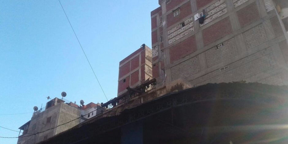 مواطن يهدد بالانتحار من أعلى عقار  بالإسكندرية (صور)
