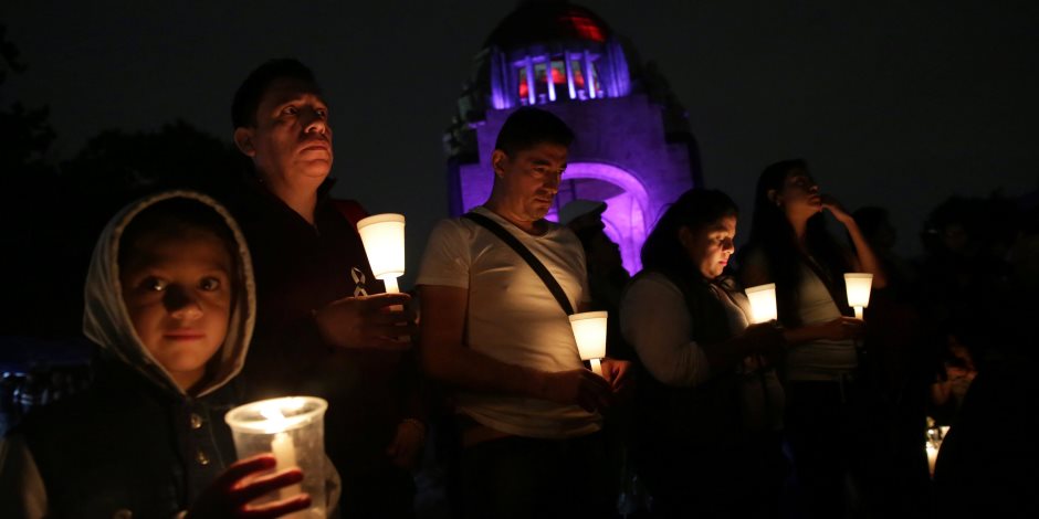 مكسيكيون ينظمون وفقة لتأبين ضحايا زلزال أوائل الشهر الجاري (صور)