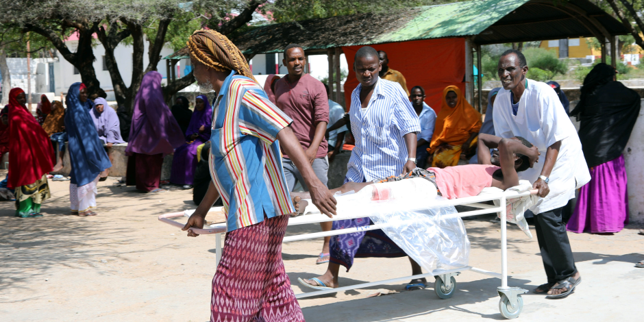وصول فرق طبية دولية وإغاثات لمساعدة ضحايا التفجيرات الإرهابية بمقديشيو الصومالية