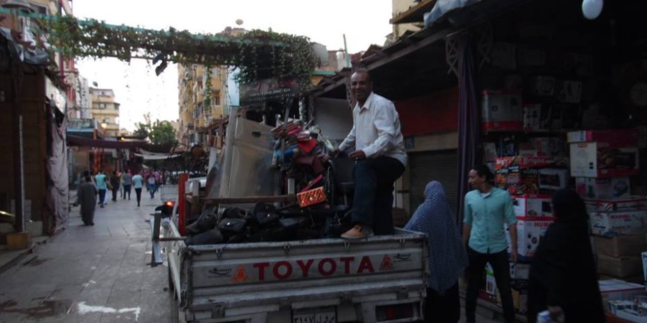 غلق وتشميع محلات بدون ترخيص في مصر الجديدة