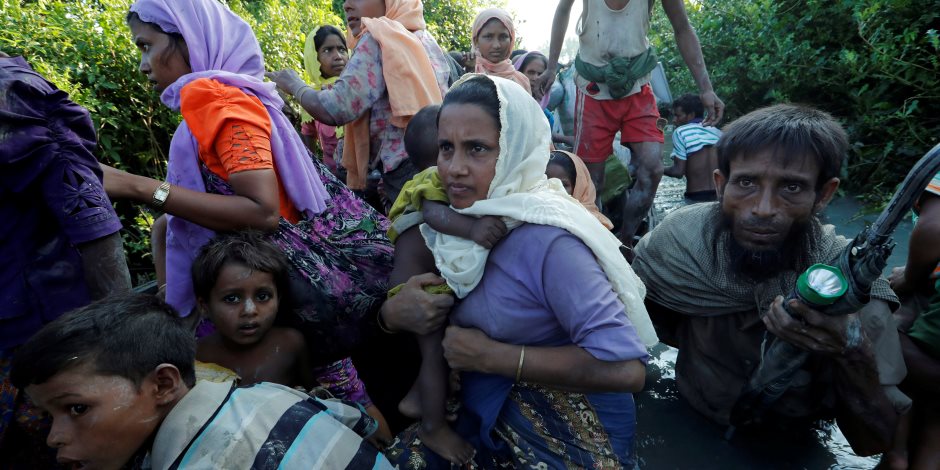 فرار آلاف من مسلمي الروهينجا إلى بنجلاديش (صور)