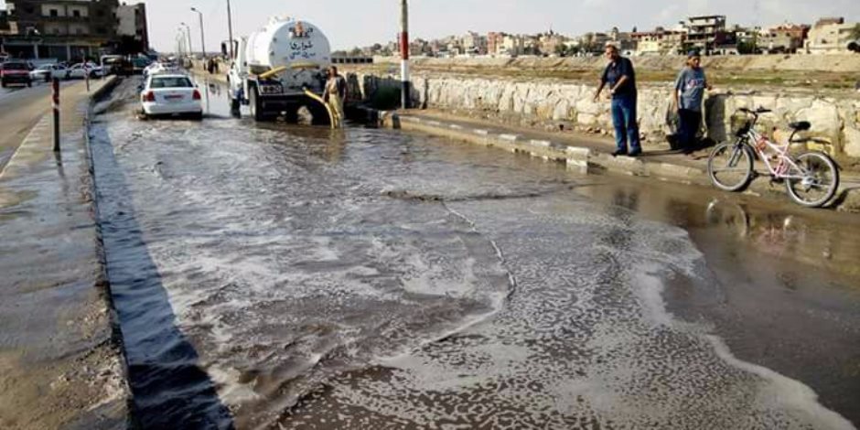 بعد أن غمرتها الأمطار.. عمليات لسحب المياه من شوارع العريش (صور)