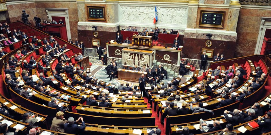 البرلمان الفرنسي يبحث إقرار قانون مكافحة الإرهاب المثير للجدل بصورة نهائية.. اليوم 