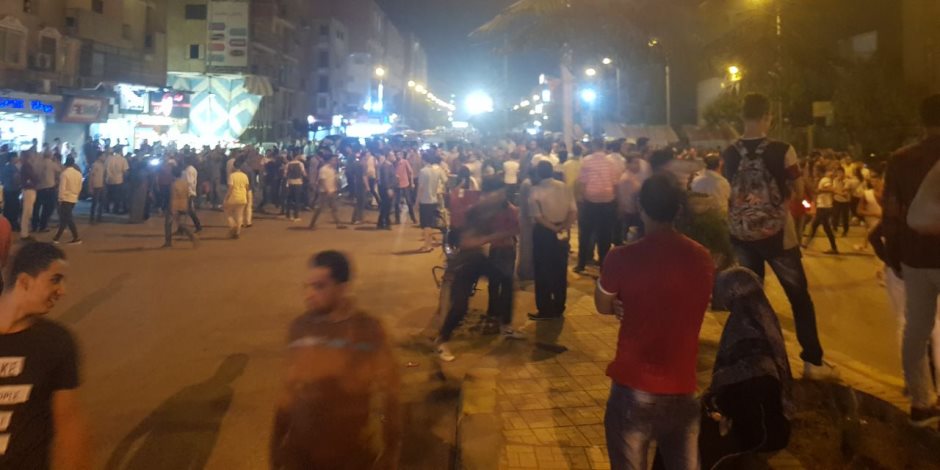 قطع الطريق أمام مستشفى الجامعة ببنها بعد قتل شاب على يد مسجلين (صور)