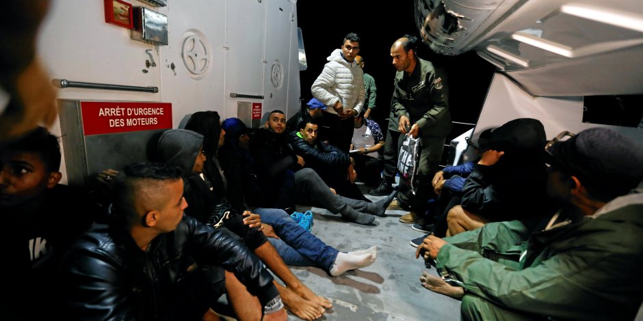 إنقاذ 12 تونسي بعد تعطل مركبهم أثناء محاولتهم الهجرة غير الشرعية (صور)