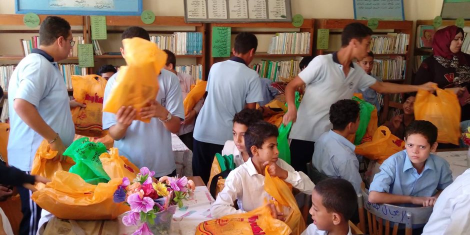طلاب مدارس النيل الدولية ببورسعيد يهدون زملائهم ملابس رياضة وأدوات مدرسية