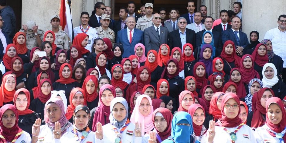  طلاب جامعة عين شمس يهتفون "فريق كبير يا أهلي" قبيل حفل شارموفرز 