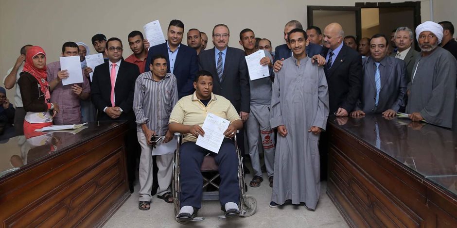 محافظ بني سويف يسلم عقود تعيين 21 شاب وفتاة من ذوي الإعاقة بـ"مجموعة حديد المصريين" 