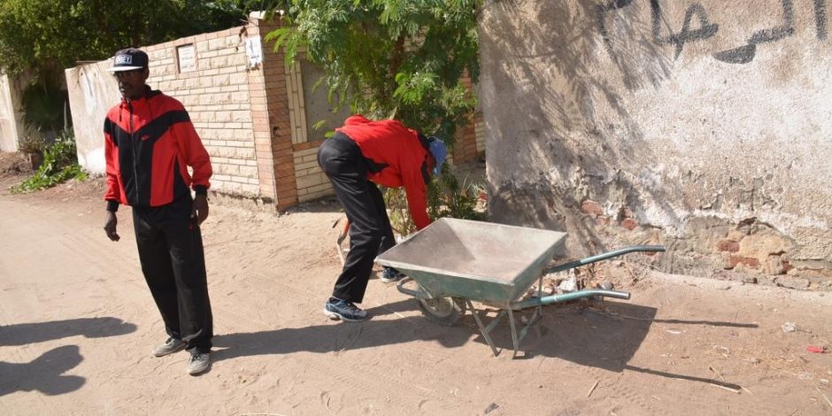 حملة للنظافة العامة بالمقابر بحى ثان الإسماعيلية (صور)