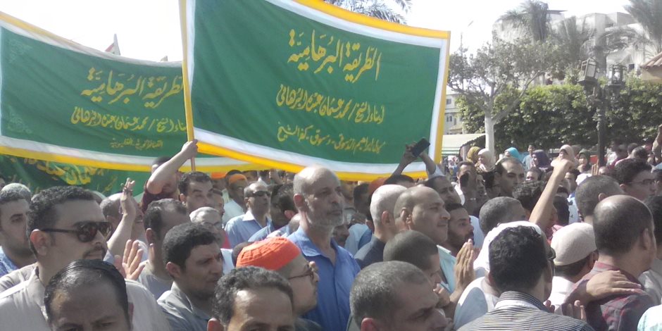 الألاف في مسيرة ختامية لمولد الدسوقي وحلقات الذكر بالمسجد (صور)