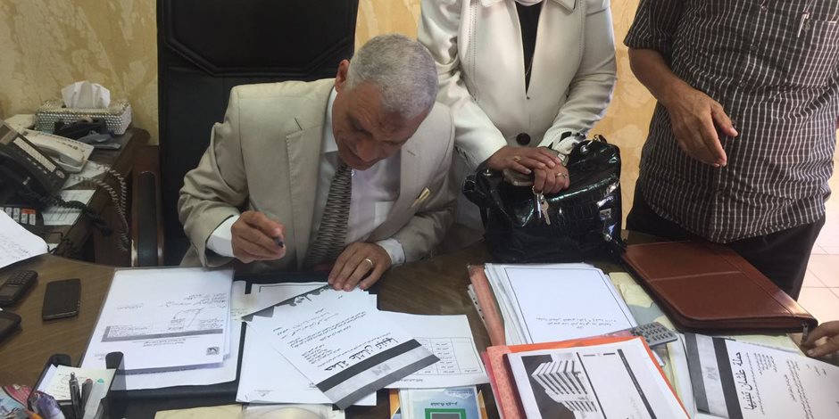سكرتير عام محافظة جنوب سيناء يوقع على استمارة "علشان تبنيها"