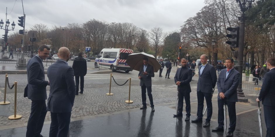 قبل وصول السيسي.. استعدادات مكثفة أمام مقر الرئيس في باريس (صور)